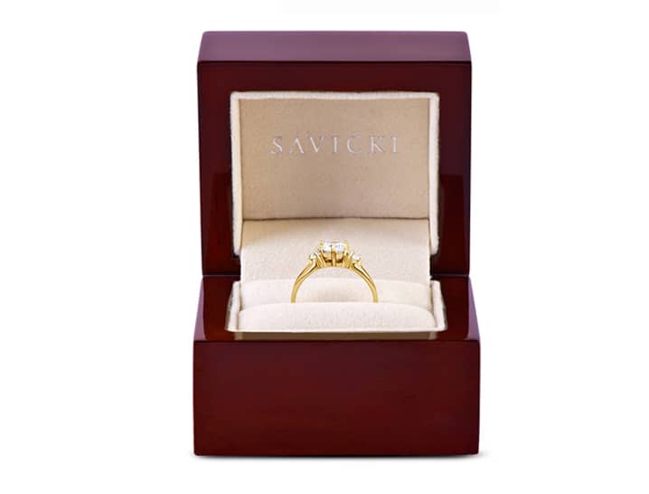 Storing jewellery